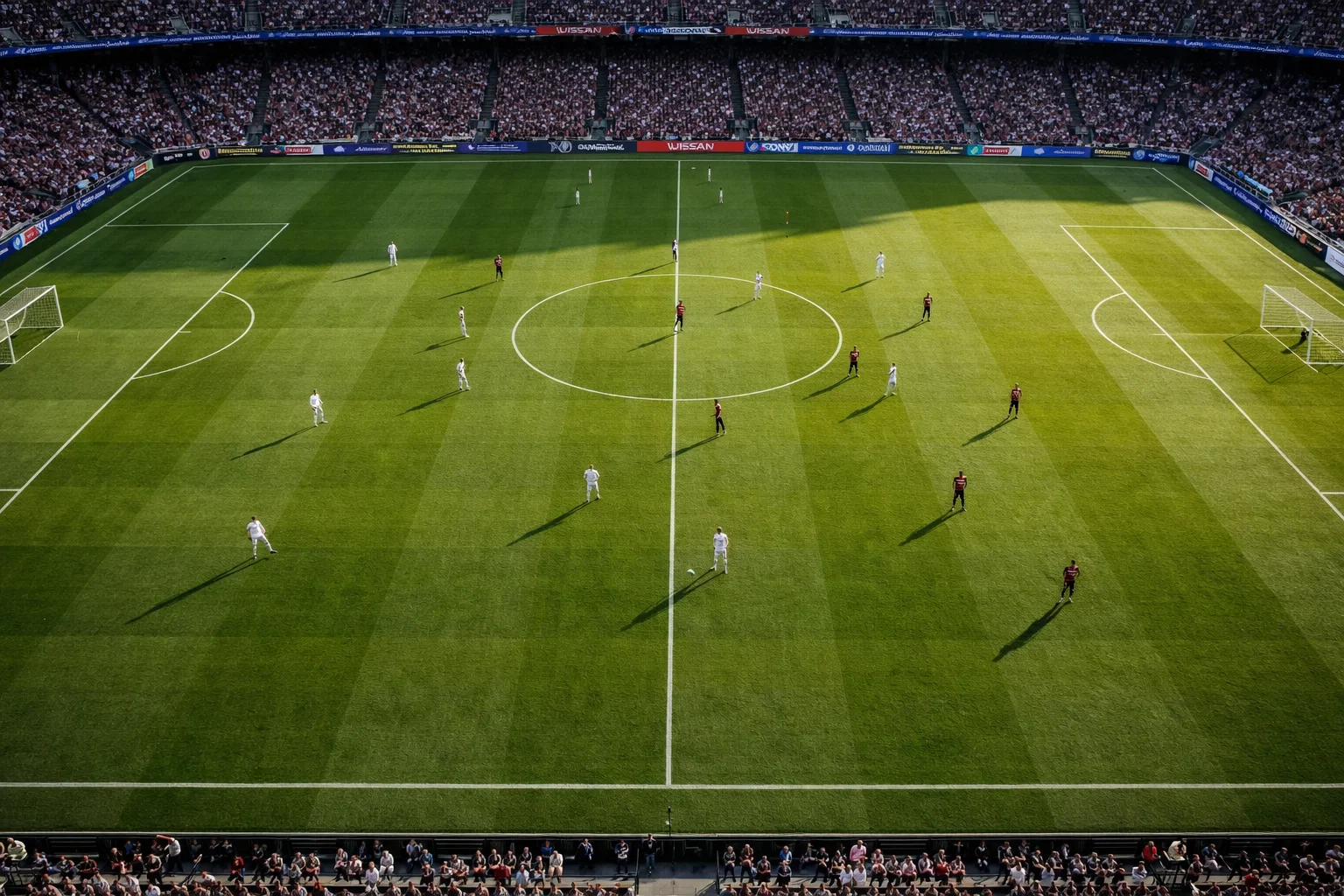 Campo da calcio verde visto dall'alto durante una partita